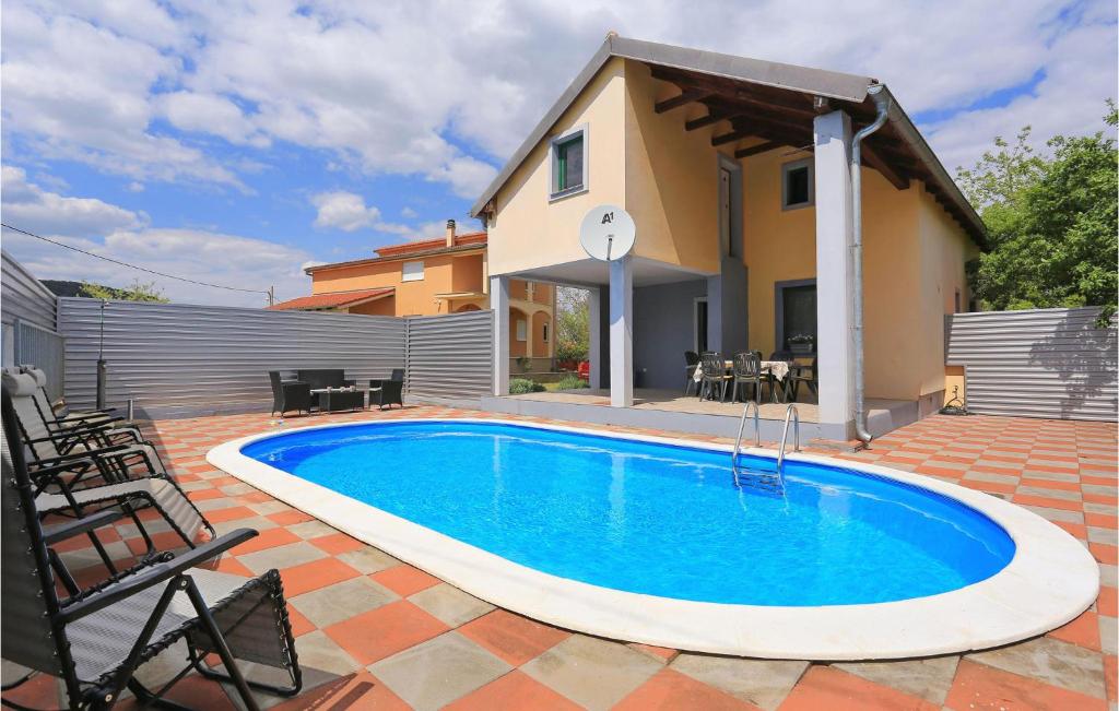 - une piscine dans l'arrière-cour d'une maison dans l'établissement Lovely Home In Rastane Donje With Kitchen, à Gorica