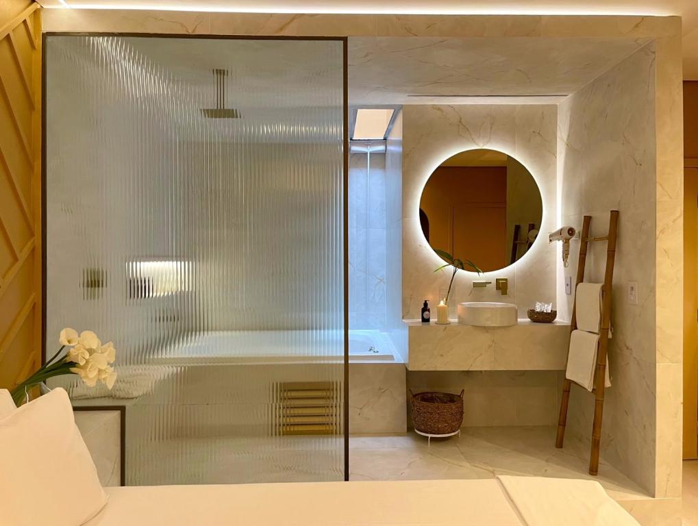 巴西利亞的住宿－Yolo Motel，带浴缸、水槽和镜子的浴室