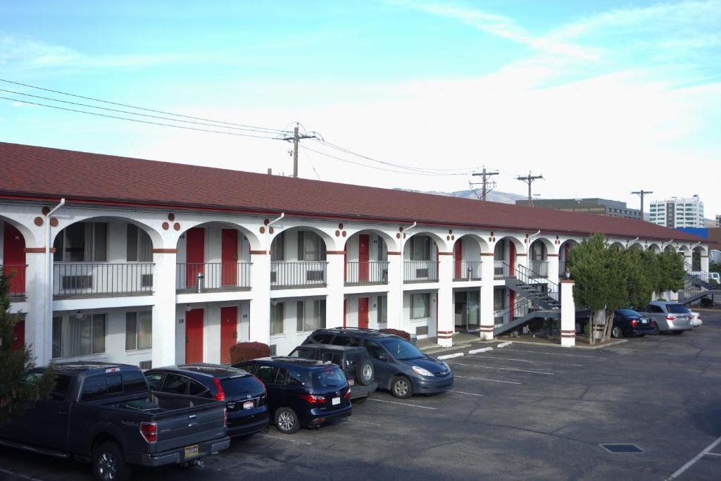 een gebouw met auto's geparkeerd op een parkeerplaats bij Cabana Inn - Boise in Boise