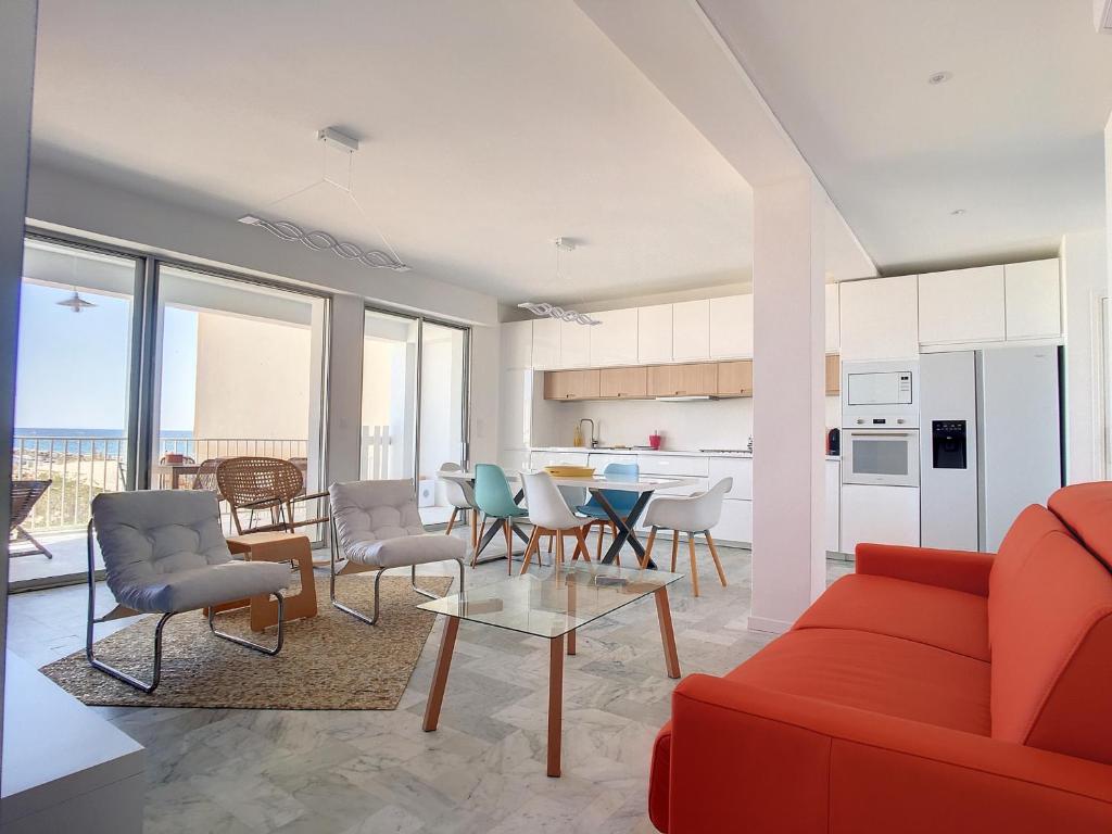Kuchyňa alebo kuchynka v ubytovaní Appartement F4 avec Terrasse, 3 Chambres, Parking - Sur la Plage - FR-1-715-57