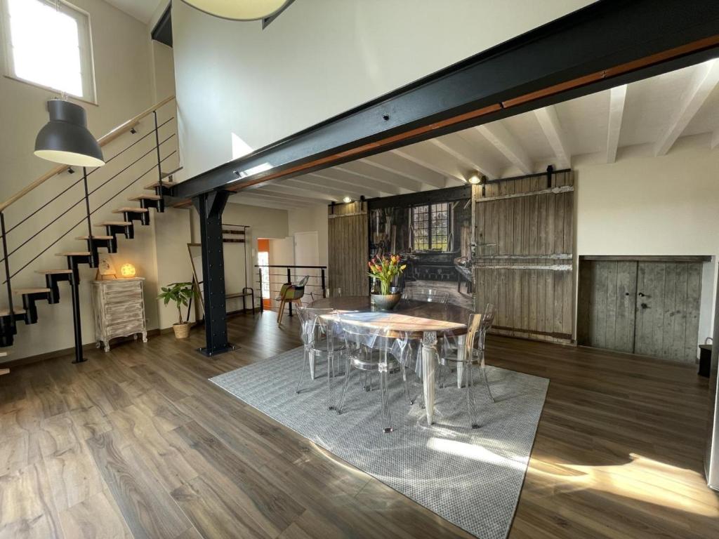 Posedenie v ubytovaní Gîte Contemporain pour 4 avec Piscine Chauffée et Bureau à Proximité des Sites Historiques - FR-1-489-444