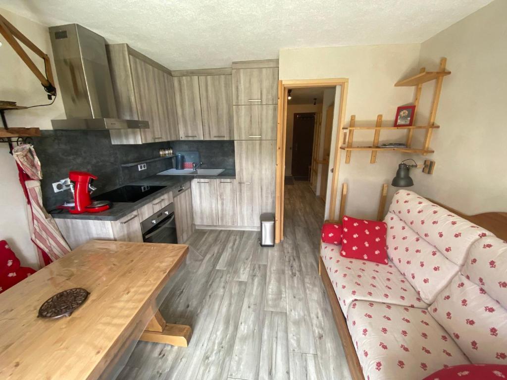 Kuchyňa alebo kuchynka v ubytovaní Studio cosy à Châtel avec terrasse et accès Multi Pass! - FR-1-693-96