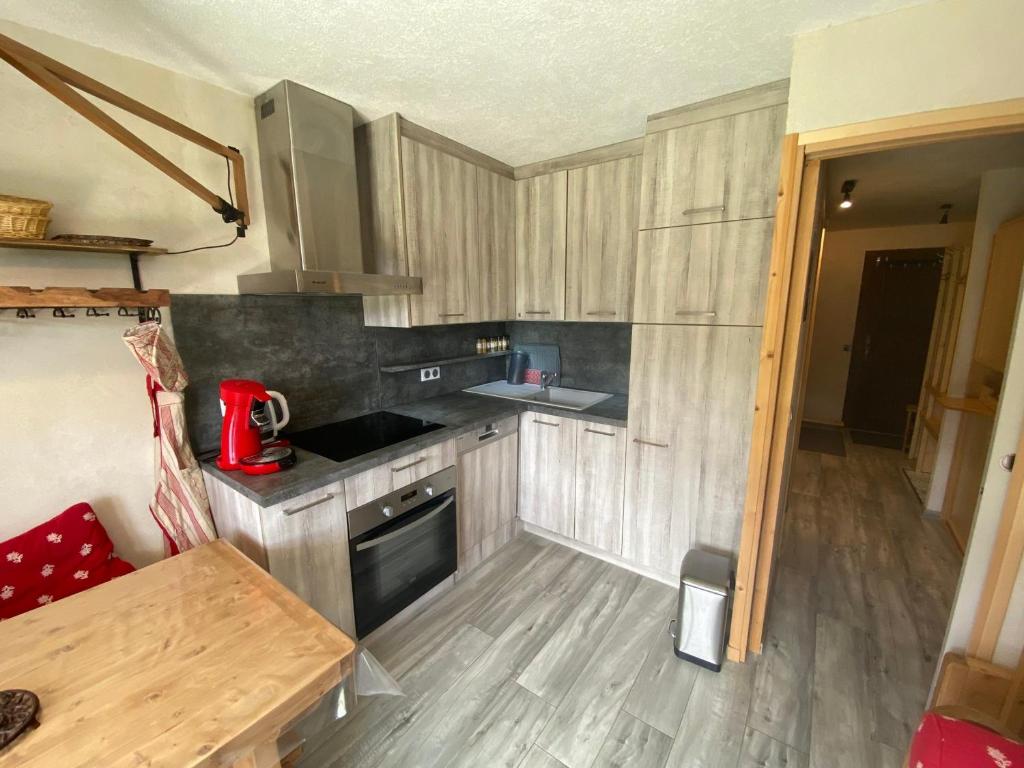 Kuchyňa alebo kuchynka v ubytovaní Studio cosy à Châtel avec terrasse et accès Multi Pass! - FR-1-693-96
