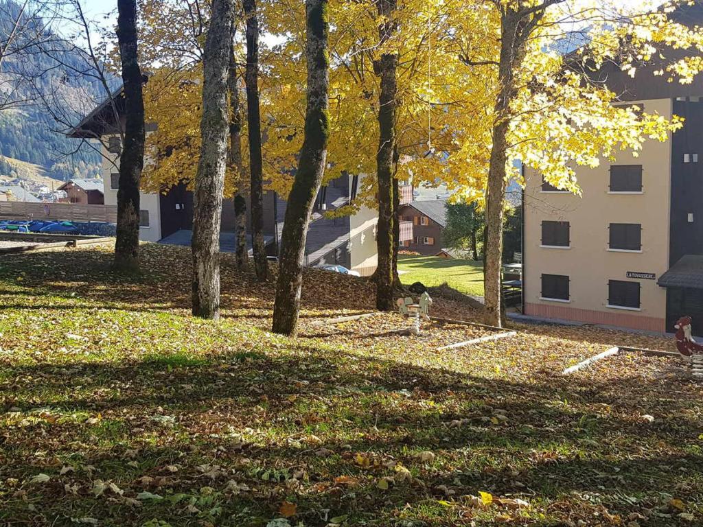 Vonkajšia záhrada v ubytovaní Studio cosy à Châtel avec terrasse et accès Multi Pass! - FR-1-693-96