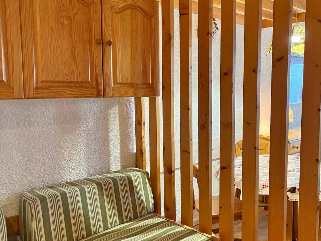 um sofá num quarto com uma parede de madeira em Studio Villard-de-Lans, 1 pièce, 6 personnes - FR-1-515-166 em Villard-de-Lans
