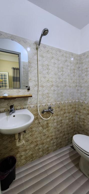 uma casa de banho com um lavatório, um WC e um chuveiro em Motel Tuan Phuong em Da Nang