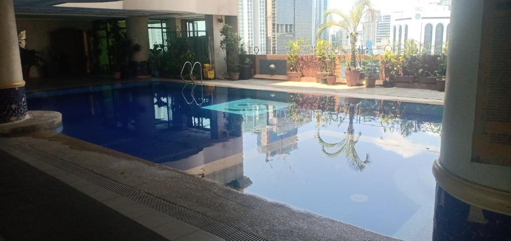 สระว่ายน้ำที่อยู่ใกล้ ๆ หรือใน Suite Two Bedroom Condo Palace of Makati or Makati Palace Hotel
