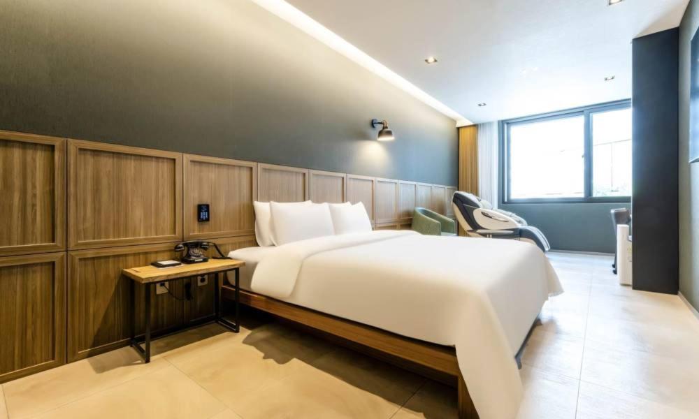Postel nebo postele na pokoji v ubytování Anseong Nomad Hotel