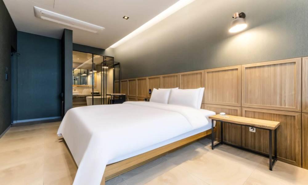 Postel nebo postele na pokoji v ubytování Anseong Nomad Hotel