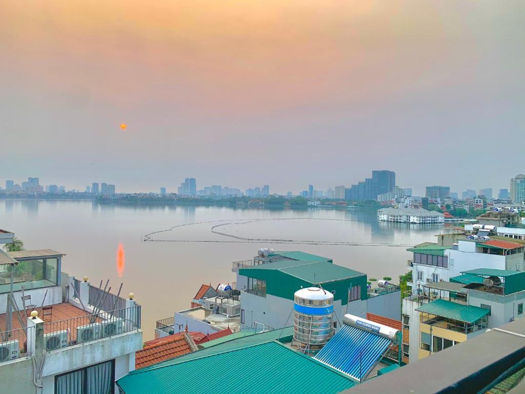 uma vista para uma massa de água com edifícios em Homestay Vũ Miên, Tây Hồ, Ba Đình em Hanói