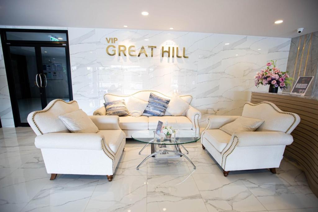 - un hall avec deux chaises, un canapé et une table dans l'établissement VIP Great Hill, à Nai Yang Beach