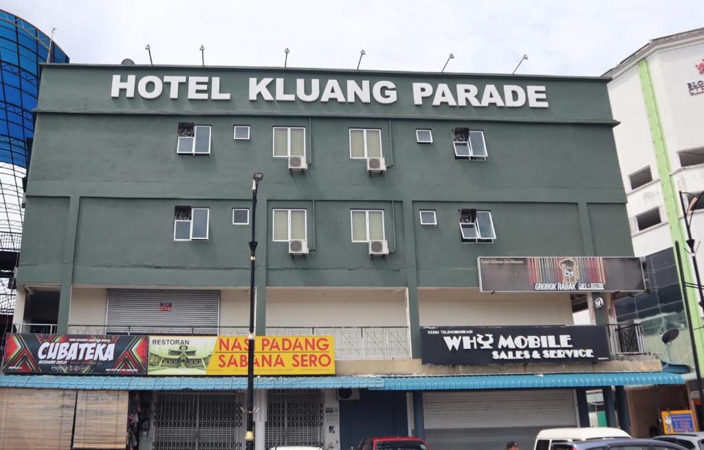 Un hotel che uccide un pappagallo in una strada di città di Room V at Kluang Parade Near Bus Stop Kluang a Keluang