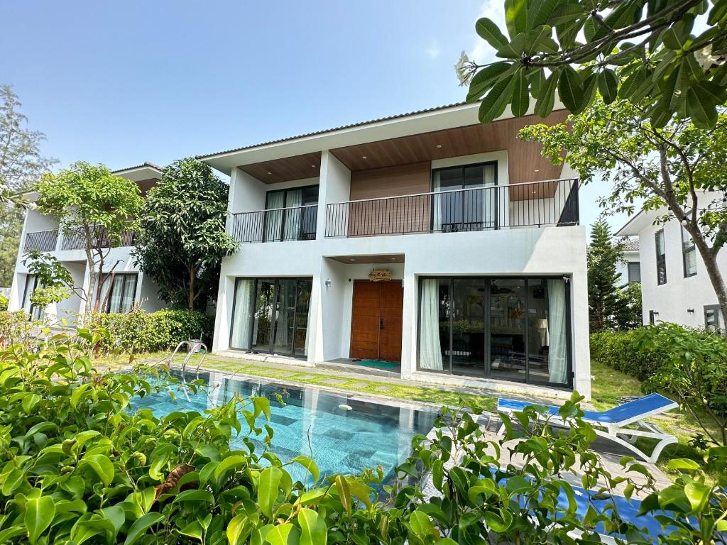 een huis met een zwembad ervoor bij Hoang Hai Villas 3 Phu Quoc - 3 Bedrooms - Private Swimming Pool in Phu Quoc