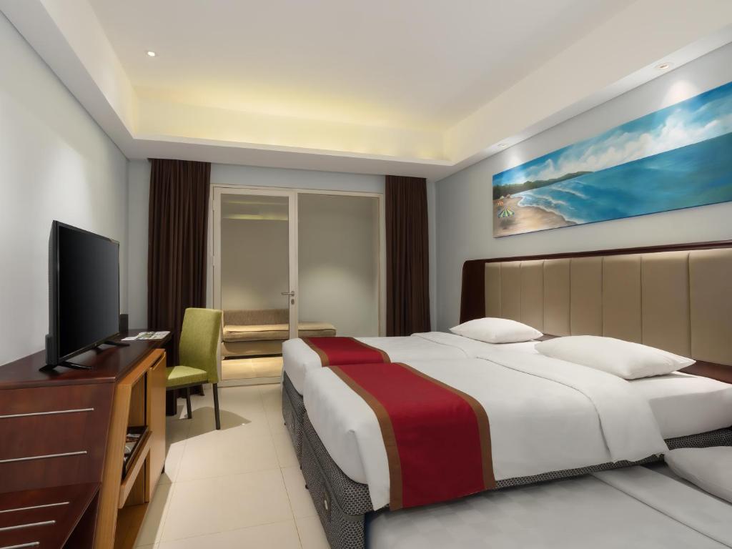 TV a/nebo společenská místnost v ubytování d'primahotel Kualanamu Airport Medan