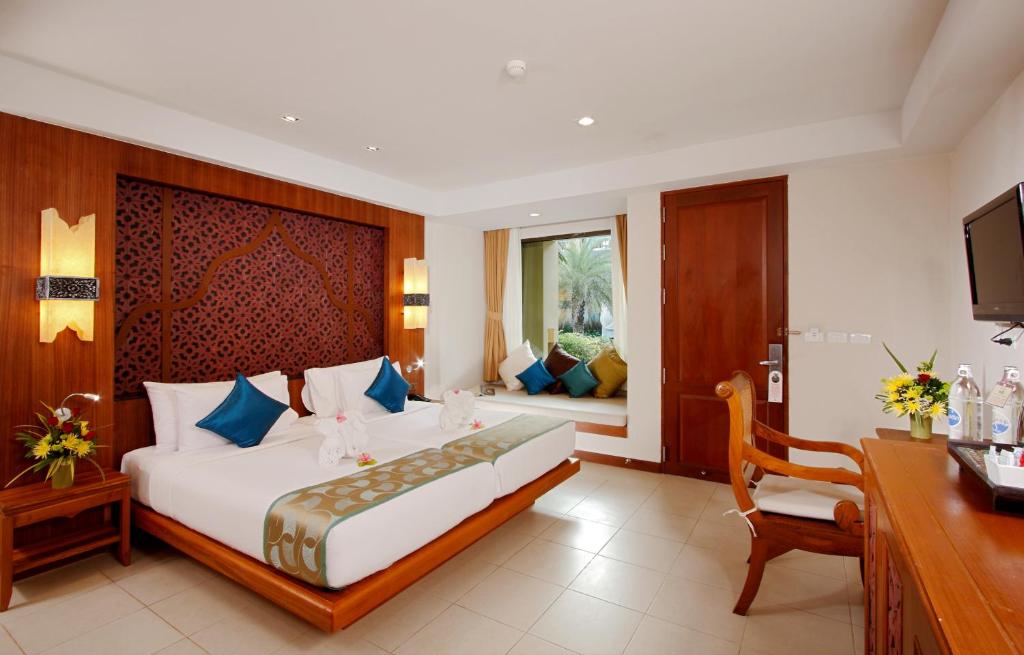 Ein Bett oder Betten in einem Zimmer der Unterkunft Rawai Palm Beach Resort - SHA Extra Plus