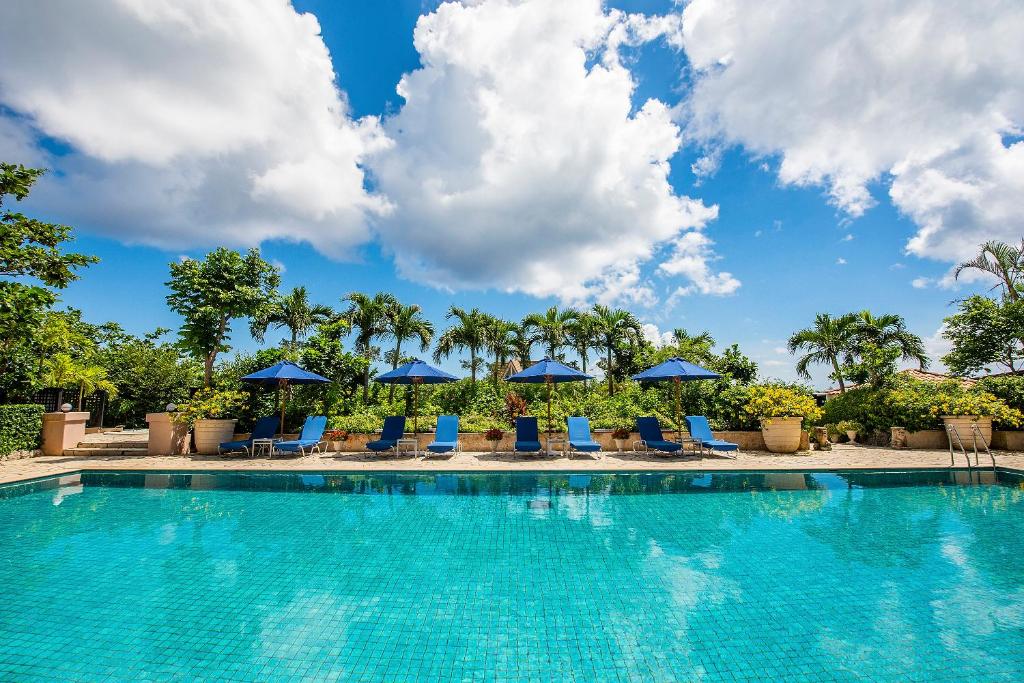 Bazén v ubytování Shigira Bayside Suite Allamanda nebo v jeho okolí