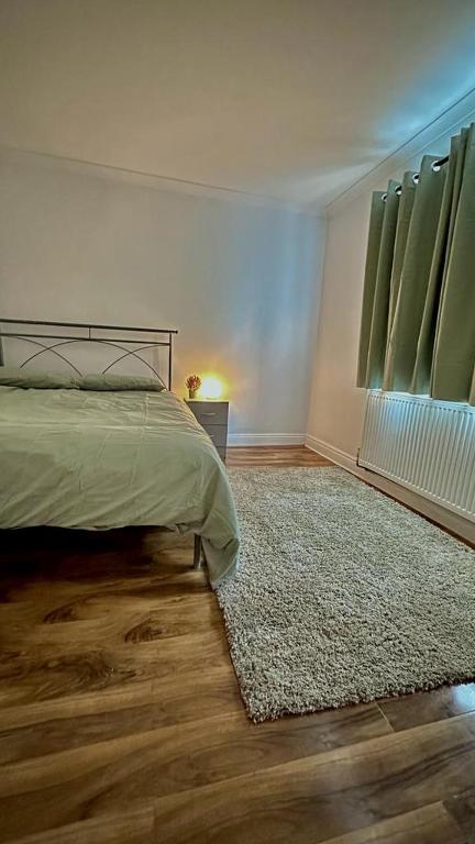 Poste&#x13E; alebo postele v izbe v ubytovan&iacute; Cozy home in a peaceful area