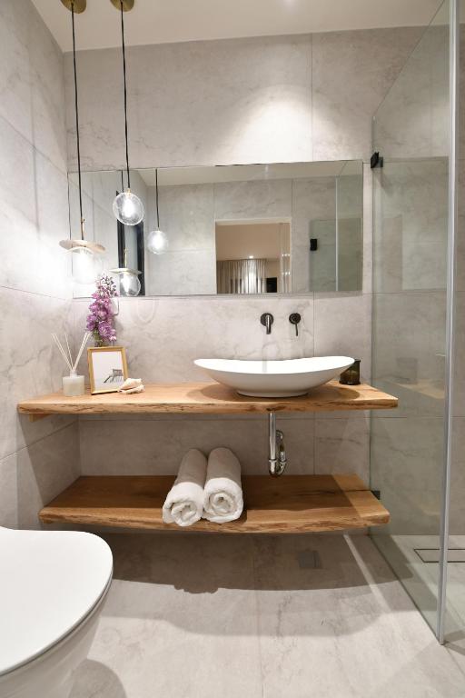 a bathroom with a sink and a mirror at צימר רפאל in Eilat
