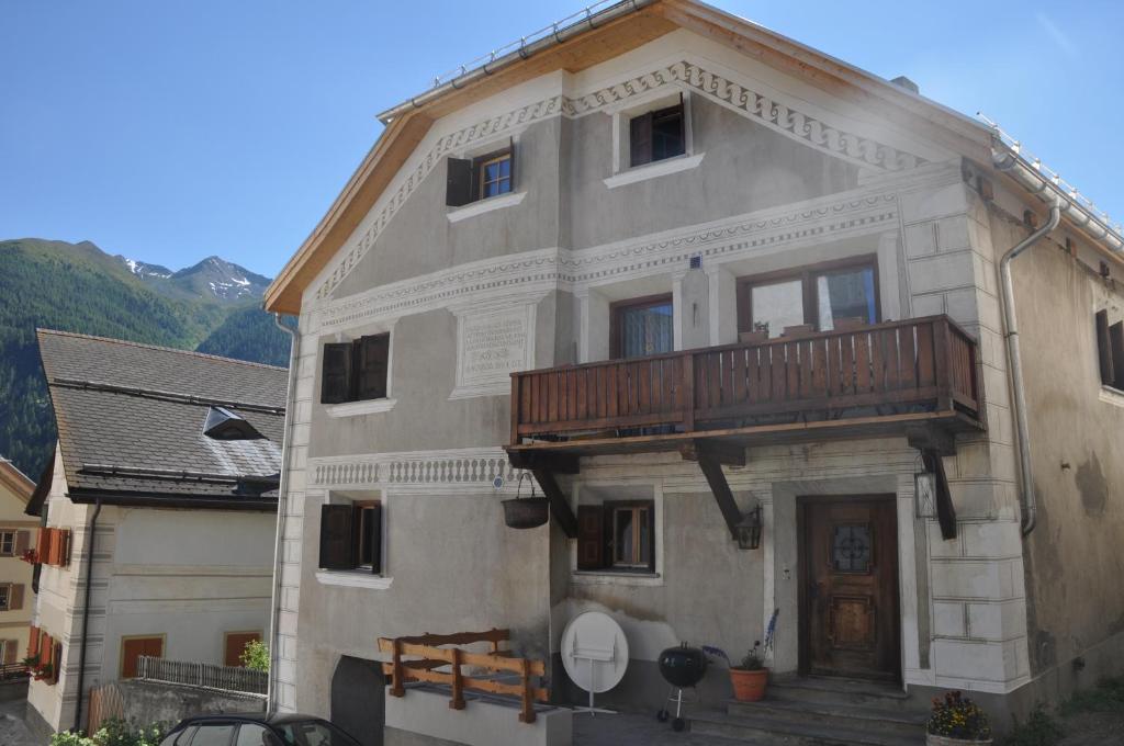 un edificio con balcone sul lato di Attika Wohnung 7546 Ardez ad Ardez