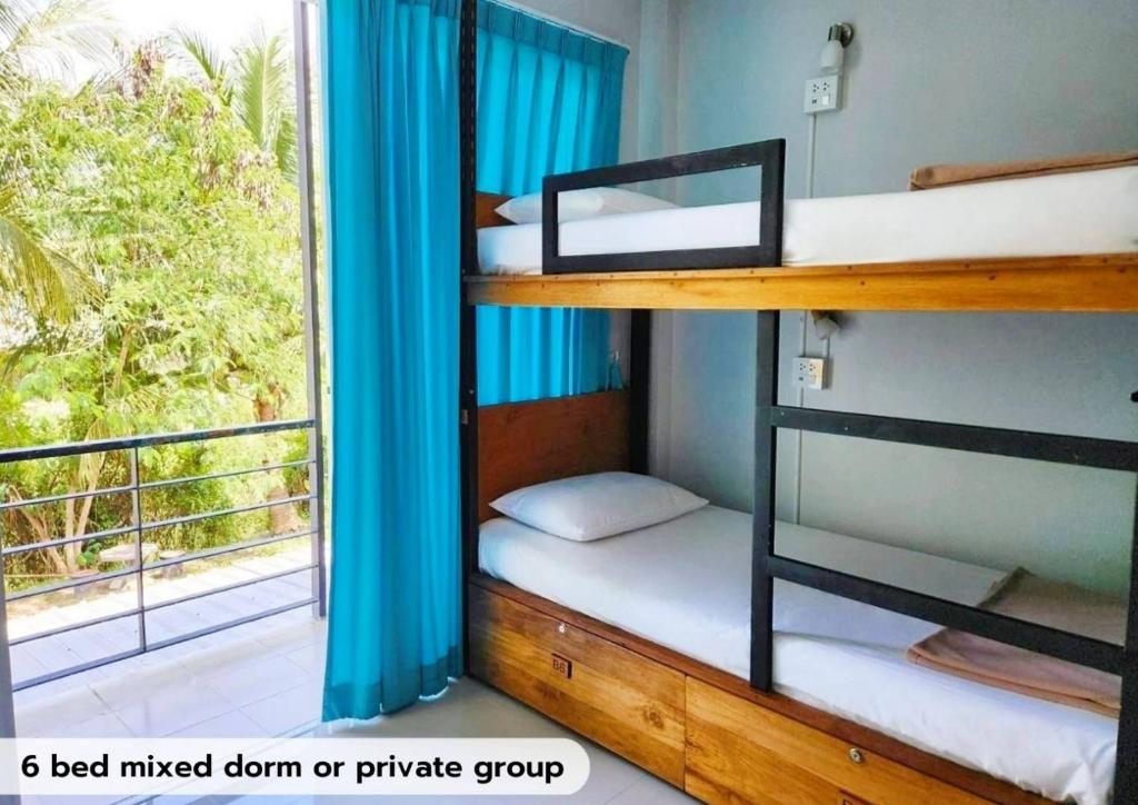 拷叻的住宿－Theppahrak Hostel Khaolak，客房设有一张双层床和窗户。