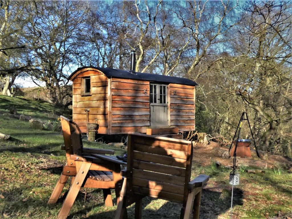 斯卡布羅的住宿－The Hideaway, Shepherd's Hut，坐在椅子上的小房子