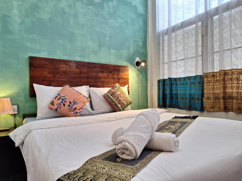 Postel nebo postele na pokoji v ubytování Thaweesuk Heritage Homestay