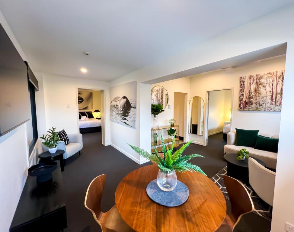 uma sala de estar com uma mesa e um sofá em Plantation Hotel Coffs Harbour em Coffs Harbour