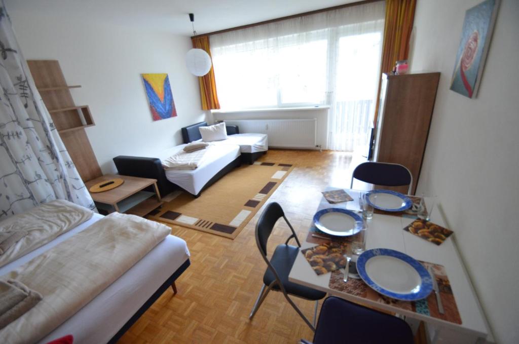 ein Wohnzimmer mit einem Sofa und einem Tisch in der Unterkunft Appartement Monika in Saalbach-Hinterglemm