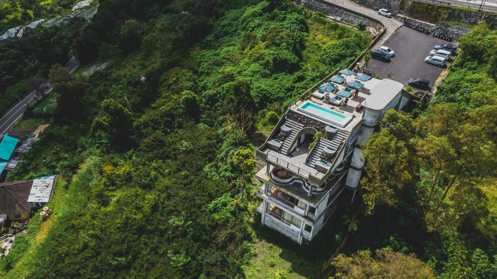 eine Luftansicht eines Gebäudes auf einem Hügel in der Unterkunft Oculus Bali in Kintamani