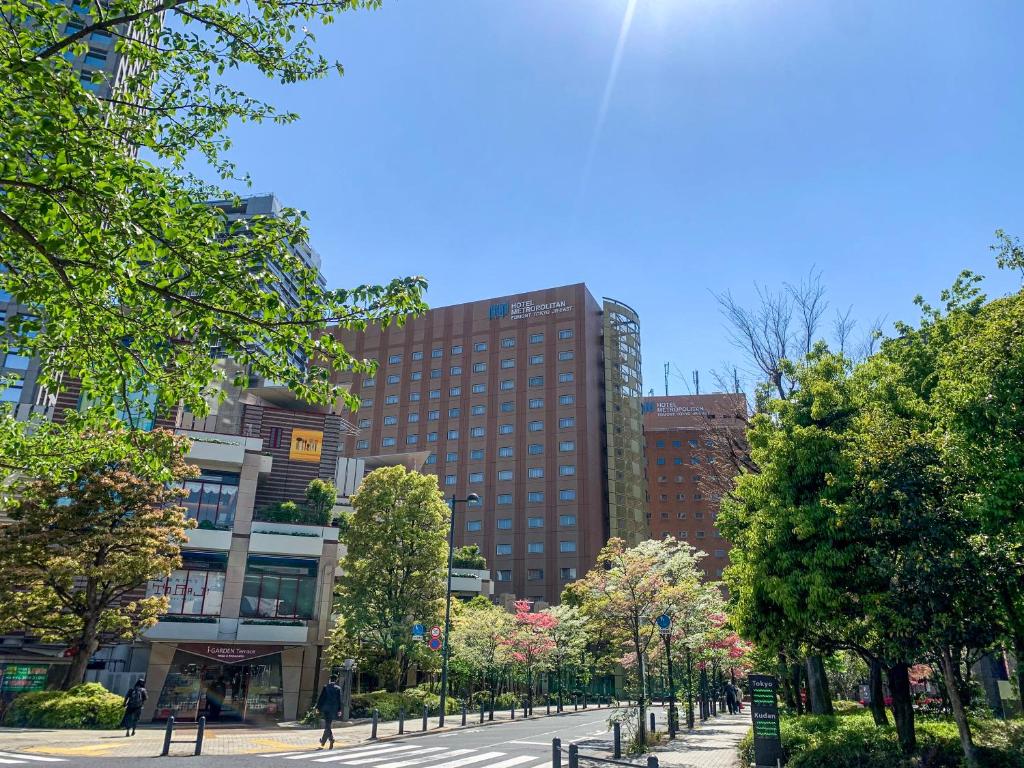 東京にあるホテルメトロポリタン エドモント 東京の高層ビルのある街路