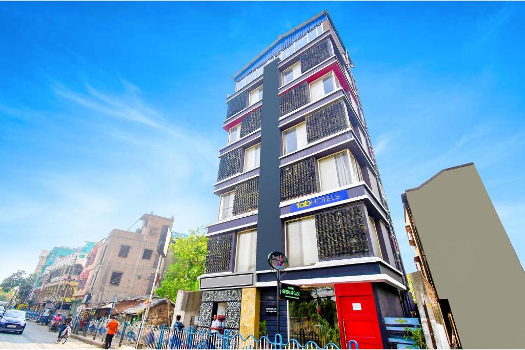 un edificio alto al costado de una calle en FabHotel Airport Green Arcade - near Kolkata Airport, en Calcuta