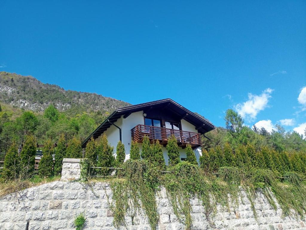una pequeña casa en la cima de una colina en Chalet cima 12 Valle di Sella, en Borgo