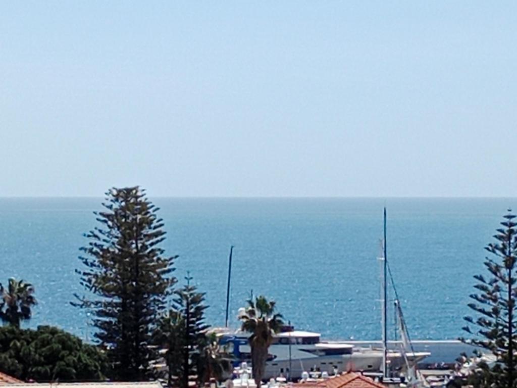 een uitzicht op een grote hoeveelheid water met een boot bij Marine Sea View in Sanremo