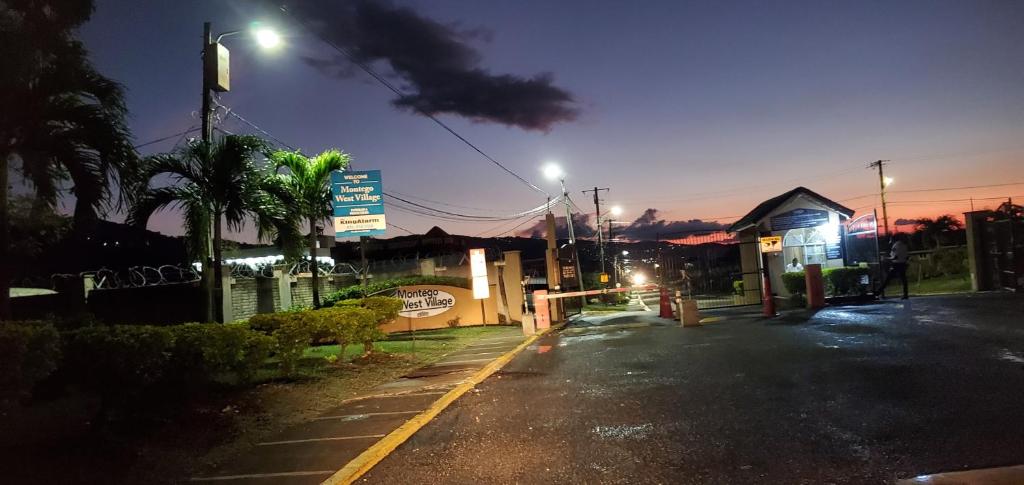 una gasolinera en una calle por la noche en Nation Palace house rentals, en Montego Bay