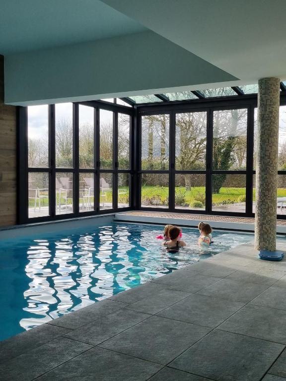 - une piscine avec fenêtres pour 2 personnes dans l'établissement La Seigneurie des Ondes, à Saint-Benoît-des-Ondes