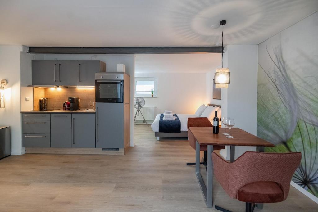 cocina y sala de estar con mesa en una habitación en FACT Apartments, en Arnoldstein