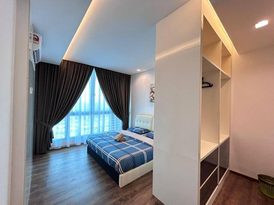 - une chambre avec un lit et une grande fenêtre dans l'établissement Jeff and Ricky Homestay 73@Vivacity Megamall, à Kampong Tabuan