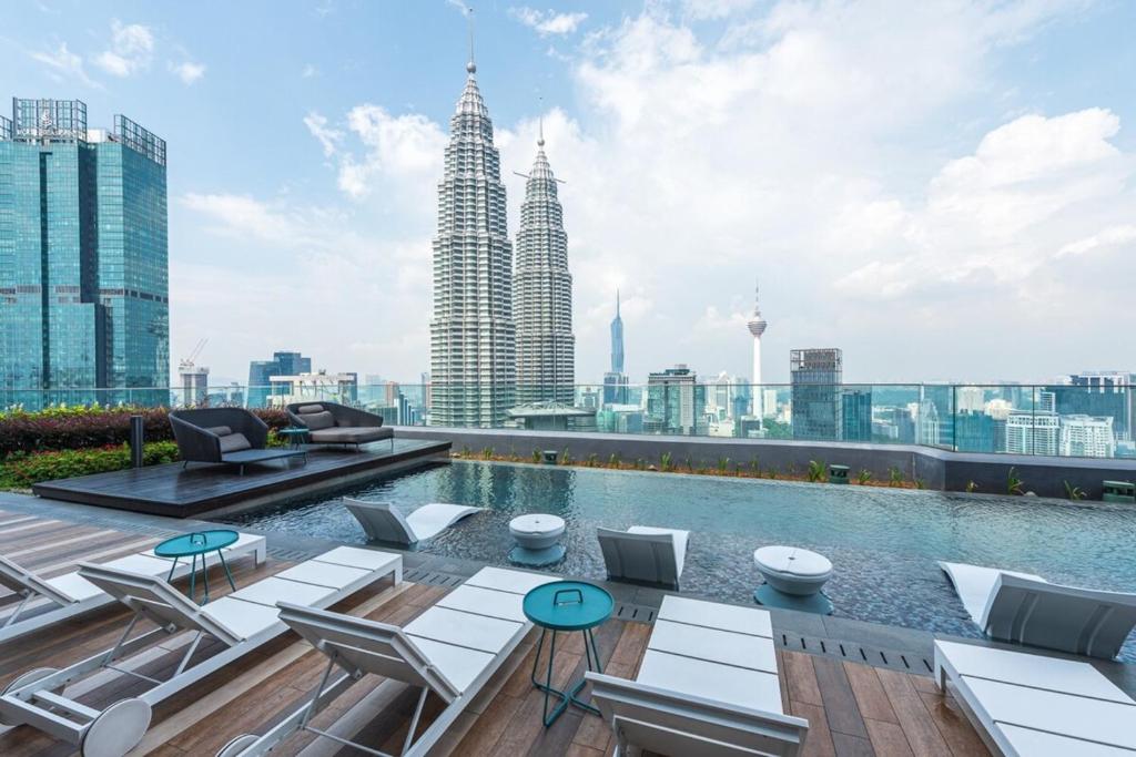 une piscine sur le toit d'un immeuble avec de grands bâtiments dans l'établissement Star Residences KLCC, à Kuala Lumpur