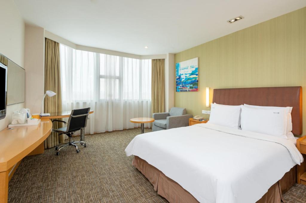 Postel nebo postele na pokoji v ubytování Holiday Inn Express Shanghai Jinqiao Central by IHG