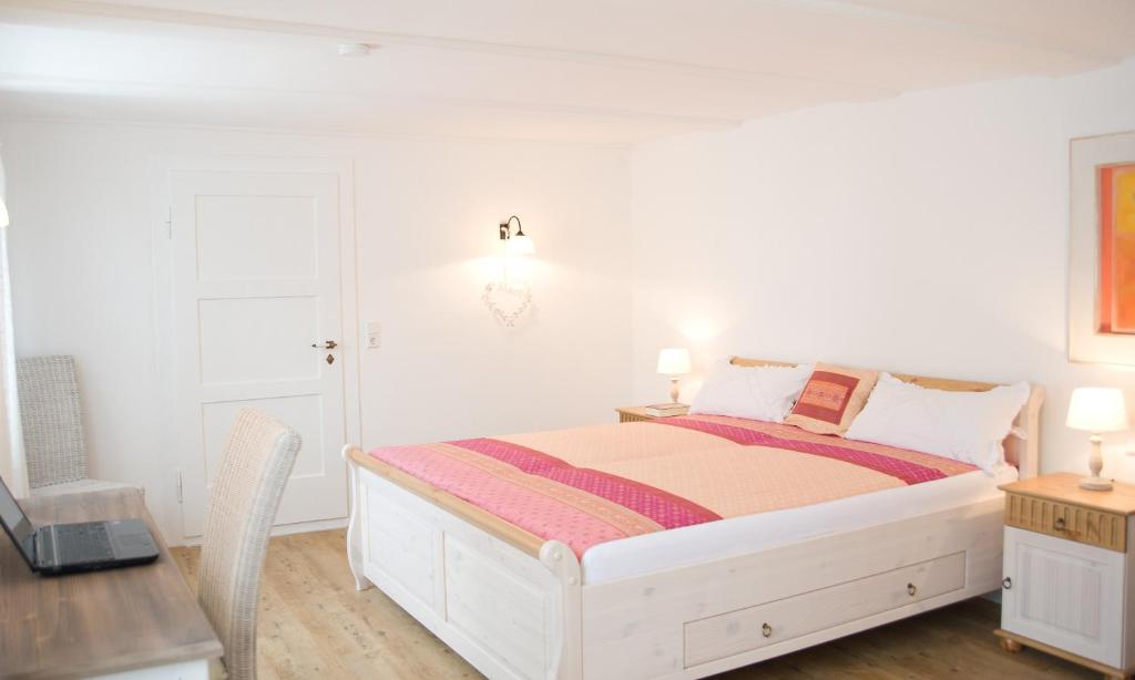 Postel nebo postele na pokoji v ubytování kleines Landhaus Bodensee