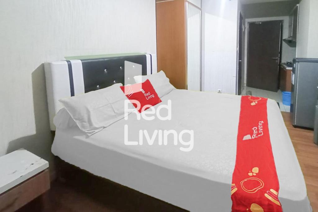 Säng eller sängar i ett rum på RedLiving Apartemen Easton Park Jatinangor - Yunus