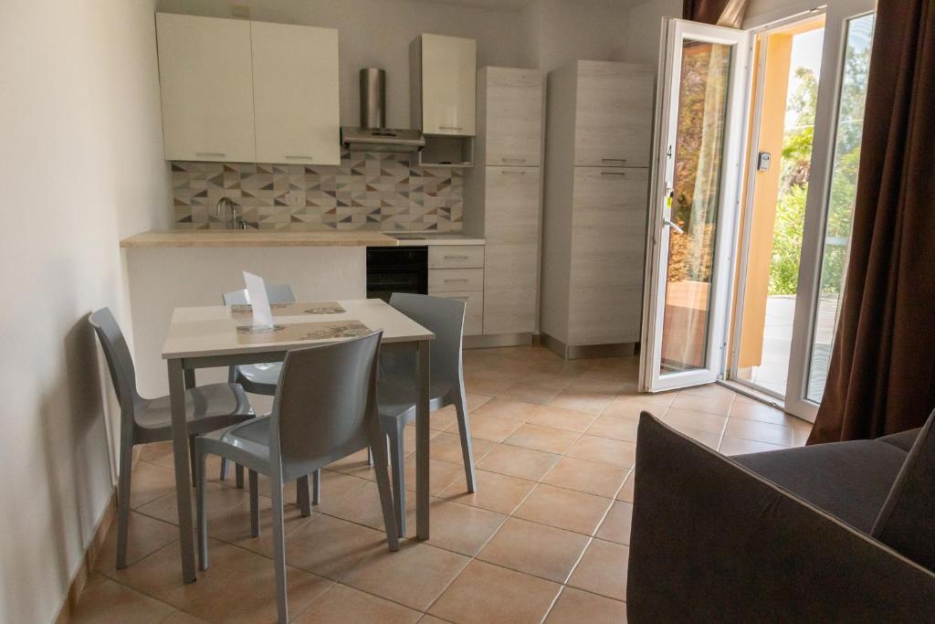 Kuchyň nebo kuchyňský kout v ubytování MARIS Apartments & Bedrooms