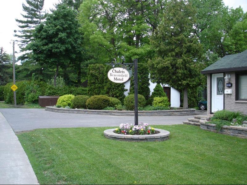 un panneau de rue au milieu d'une cour dans l'établissement Chalet Beaconsfield Motel, à Beaconsfield