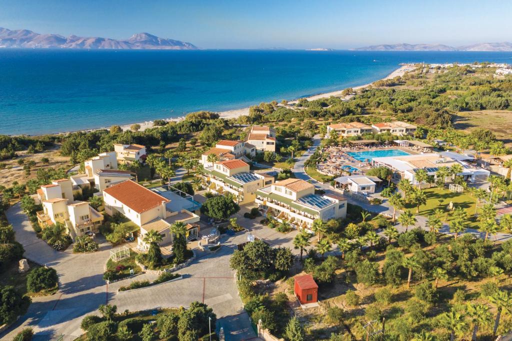 una vista aérea de un complejo y del océano en Achilleas Beach Hotel, en Mastichari