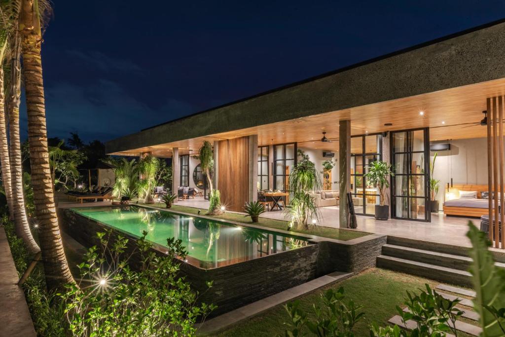 Una vista exterior de una casa con piscina. en Villa Sea View Beach Estate, en Buleleng