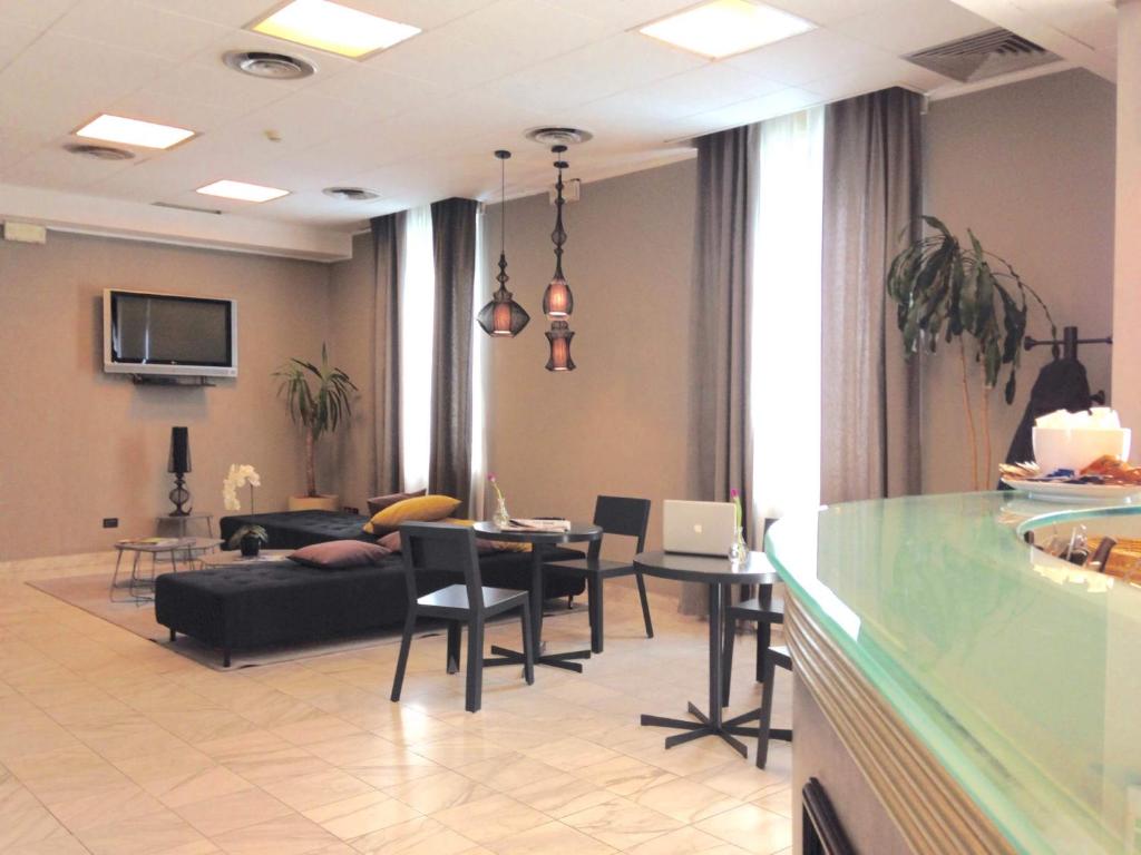 - un salon avec un canapé et une table dans l'établissement Hotel Ristorante Cervo Malpensa, à Case Nuove