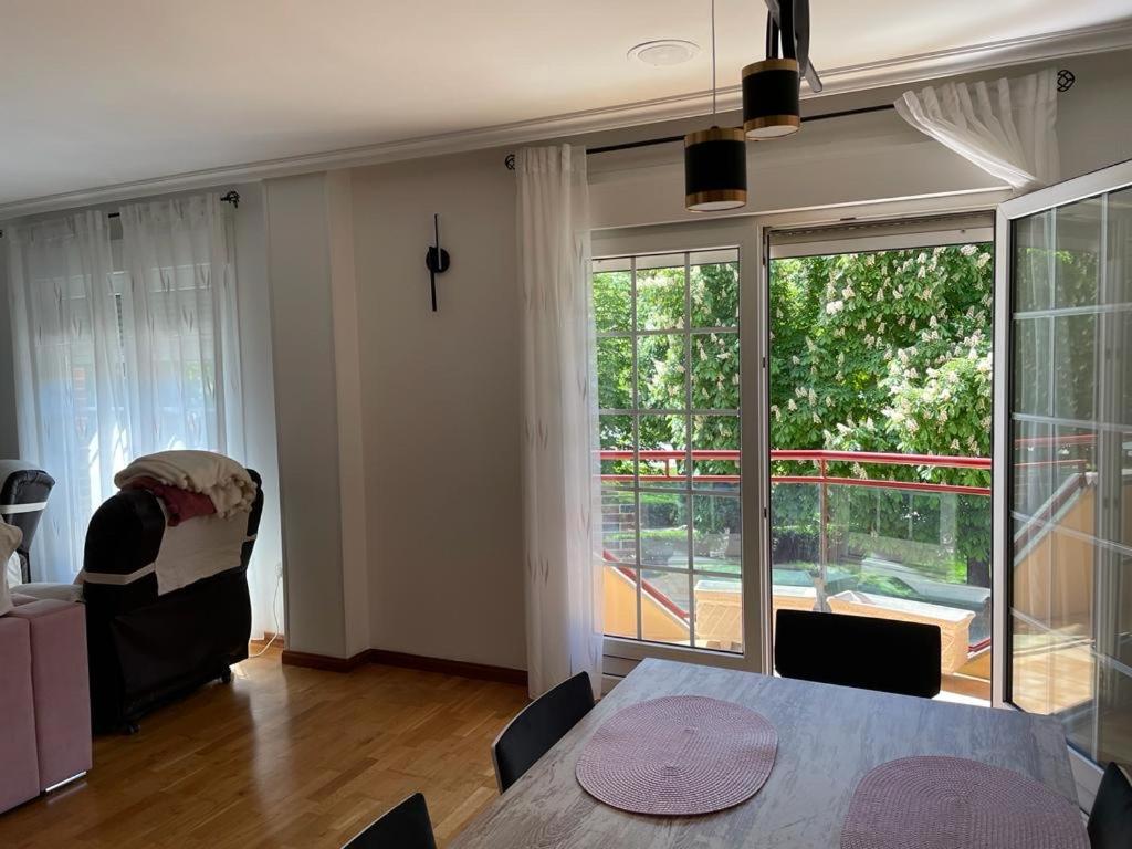 ein Esszimmer mit einem Tisch und einem großen Fenster in der Unterkunft El sitio de mi recreo Ávila in Avila