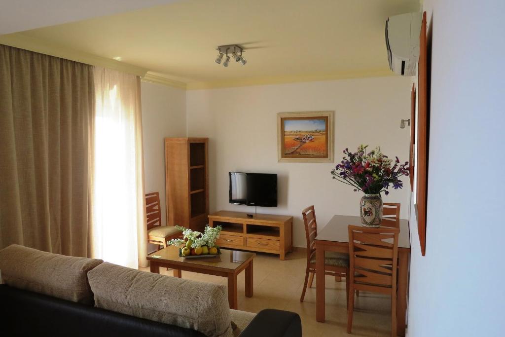 - un salon avec un canapé et une table dans l'établissement Apartamentos Turisticos Las Yucas, à Torre del Mar