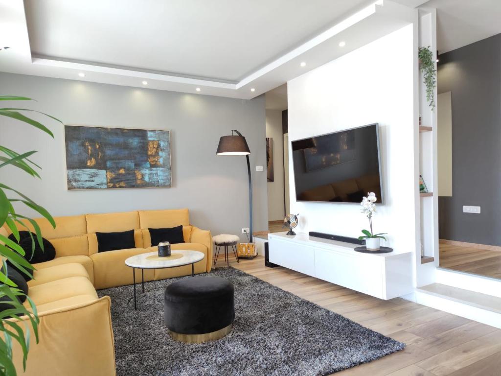 Telewizja i/lub zestaw kina domowego w obiekcie Villa ARIA with a private heated pool