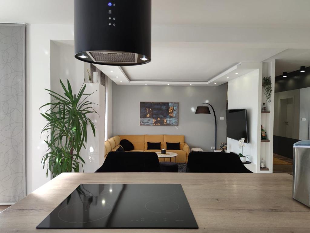 Telewizja i/lub zestaw kina domowego w obiekcie Villa ARIA with a private heated pool